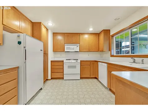 2082 Clark Avenue Cottage Grove OR 97424
