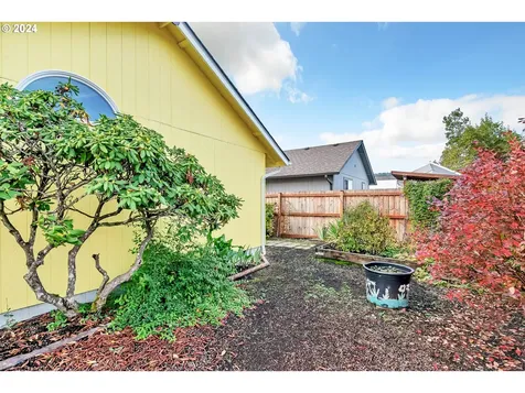 2082 Clark Avenue Cottage Grove OR 97424
