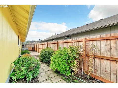 2082 Clark Avenue Cottage Grove OR 97424