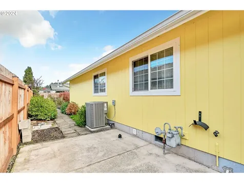 2082 Clark Avenue Cottage Grove OR 97424