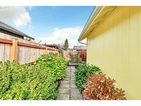 2082 Clark Avenue Cottage Grove OR 97424