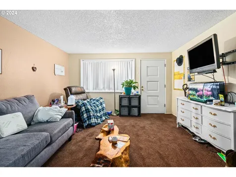 615 Dempsey Street Harrisburg OR 97446