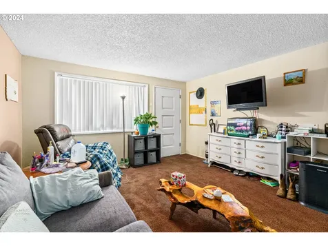 615 Dempsey Street Harrisburg OR 97446