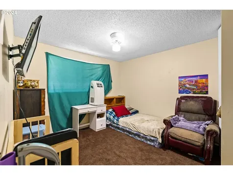 615 Dempsey Street Harrisburg OR 97446