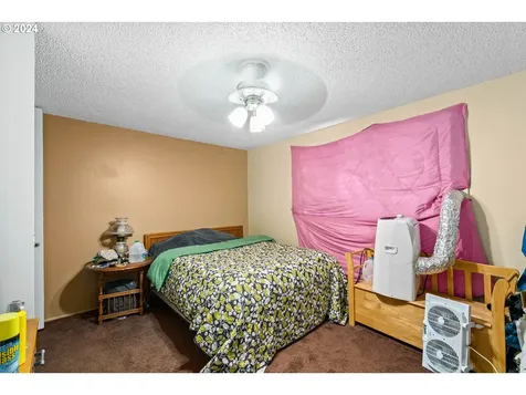 615 Dempsey Street Harrisburg OR 97446