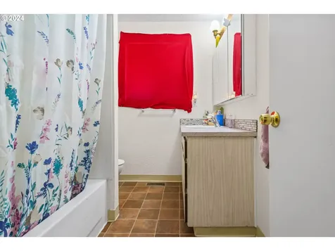 615 Dempsey Street Harrisburg OR 97446