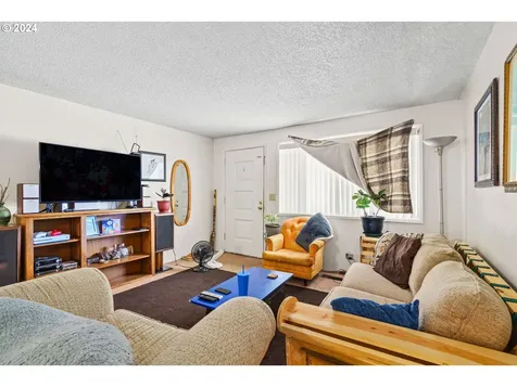 615 Dempsey Street Harrisburg OR 97446