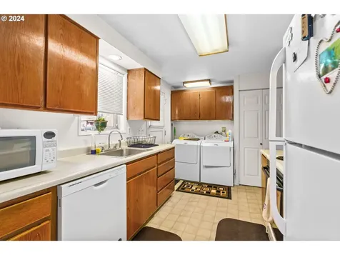 615 Dempsey Street Harrisburg OR 97446