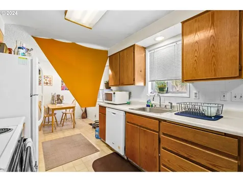 615 Dempsey Street Harrisburg OR 97446