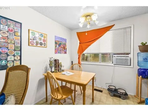 615 Dempsey Street Harrisburg OR 97446