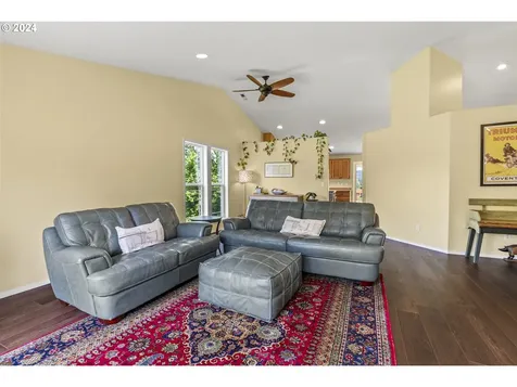 516 N Maple Hill Road Kelso WA 98626