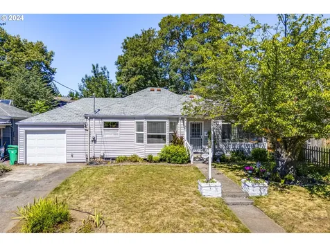 10381 Ne Holladay Street Portland OR 97220