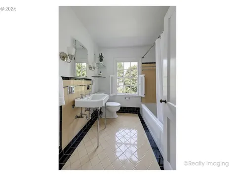 3045 NW Cumberland Road Portland OR 97210