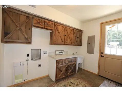 6910 Upper Olalla Road Winston OR 97496