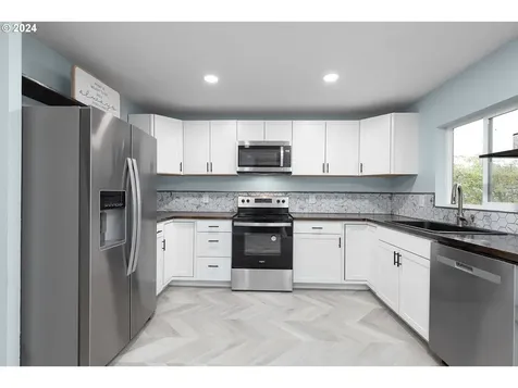1048 NE Willow Street Roseburg OR 97470