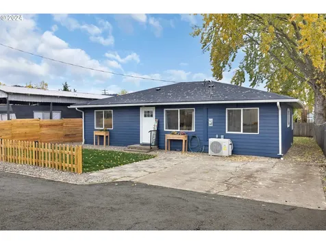 1048 NE Willow Street Roseburg OR 97470
