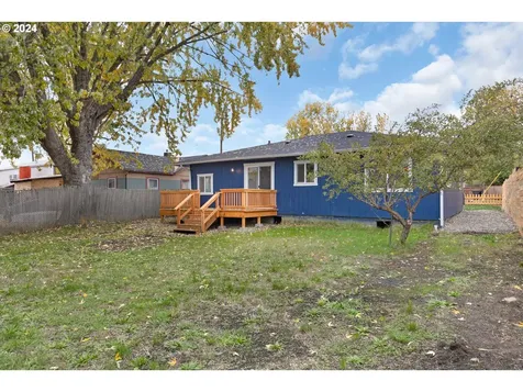 1048 NE Willow Street Roseburg OR 97470