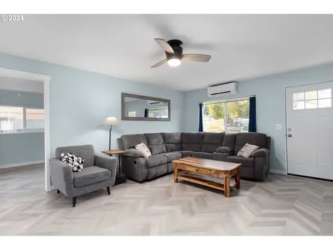 1048 NE Willow Street Roseburg OR 97470