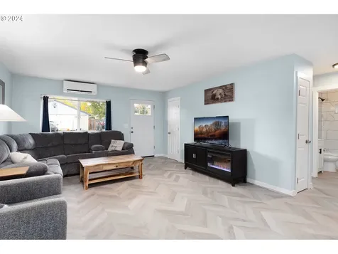 1048 NE Willow Street Roseburg OR 97470