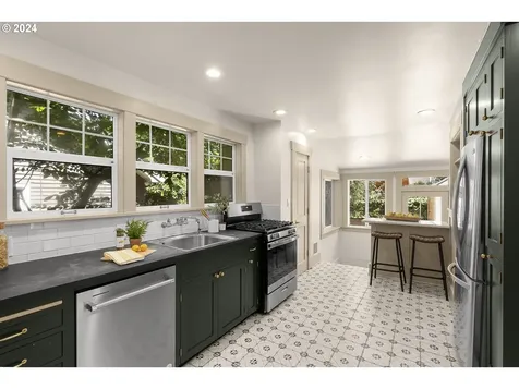 710 Se 61st Avenue Portland OR 97215