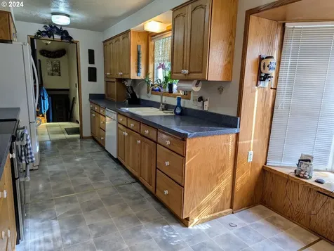 1865 Lincoln Road Coos Bay OR 97420