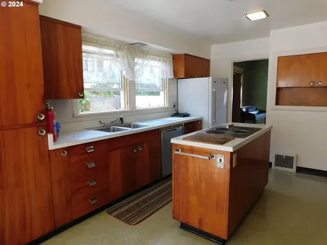 150 N Dean Street Coquille OR 97423