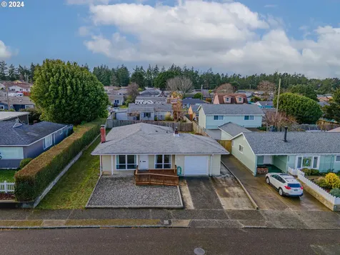 1670 Grant Street North Bend OR 97459