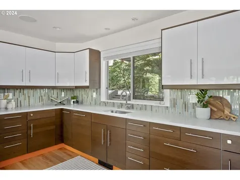 6545 SE Yamhill Court Portland OR 97215