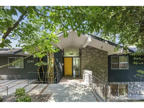 6545 SE Yamhill Court Portland OR 97215