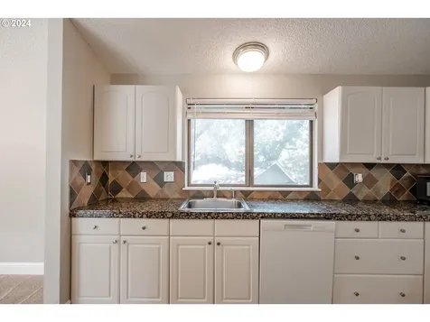7020 Debbie Court Gladstone OR 97027