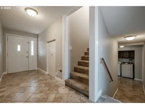 7020 Debbie Court Gladstone OR 97027