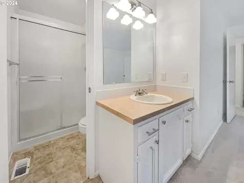 11543 NE Knott Street Portland OR 97220