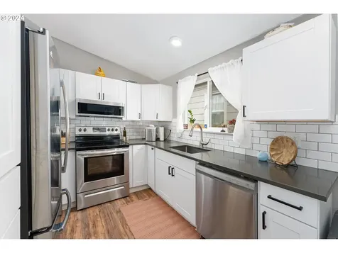 8809 SE Reedway Street Portland OR 97266