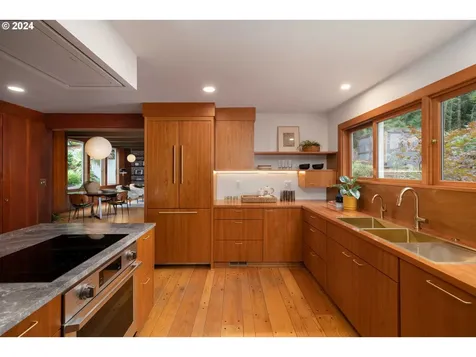 4905 SW Hewett Boulevard Portland OR 97221