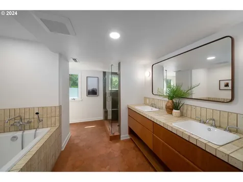 4905 SW Hewett Boulevard Portland OR 97221