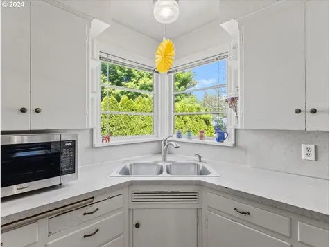 207 Nw 45th Street Vancouver WA 98660