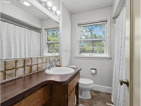 207 Nw 45th Street Vancouver WA 98660