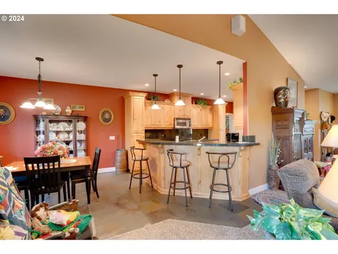 2340 Heritage Loop Hood River OR 97031