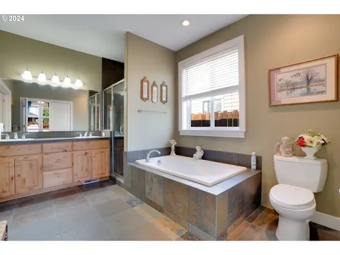 2340 Heritage Loop Hood River OR 97031