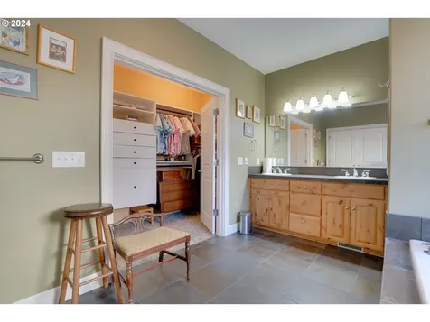 2340 Heritage Loop Hood River OR 97031