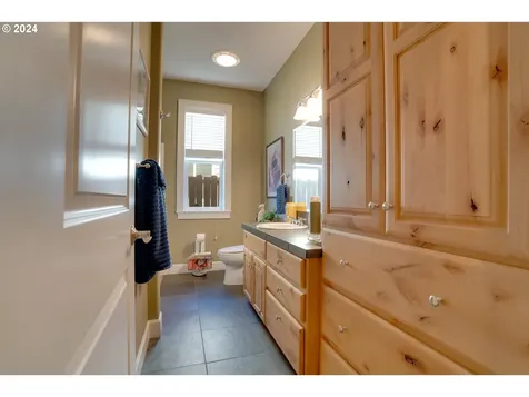 2340 Heritage Loop Hood River OR 97031