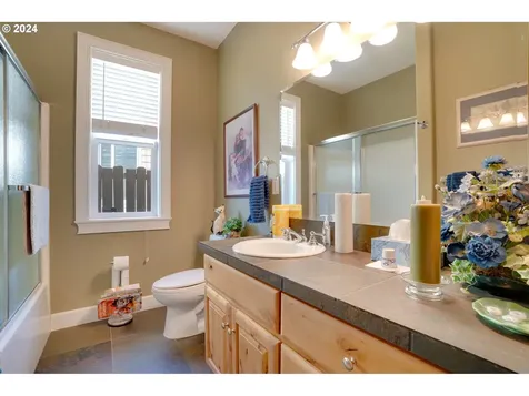 2340 Heritage Loop Hood River OR 97031