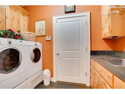 2340 Heritage Loop Hood River OR 97031