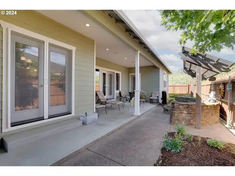 2340 Heritage Loop Hood River OR 97031