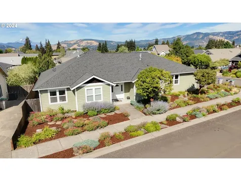 2340 Heritage Loop Hood River OR 97031