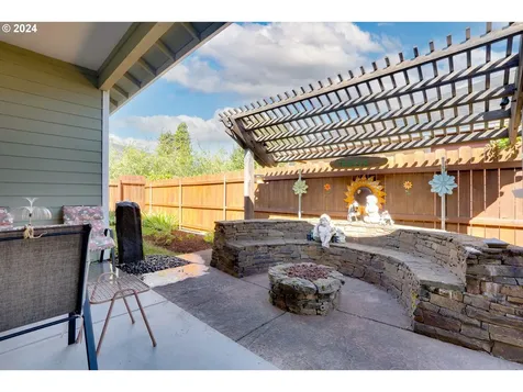 2340 Heritage Loop Hood River OR 97031