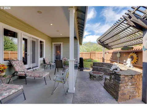 2340 Heritage Loop Hood River OR 97031