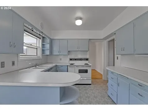 3233 Se Caruthers Street Portland OR 97214