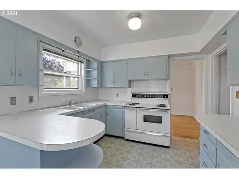 3233 Se Caruthers Street Portland OR 97214