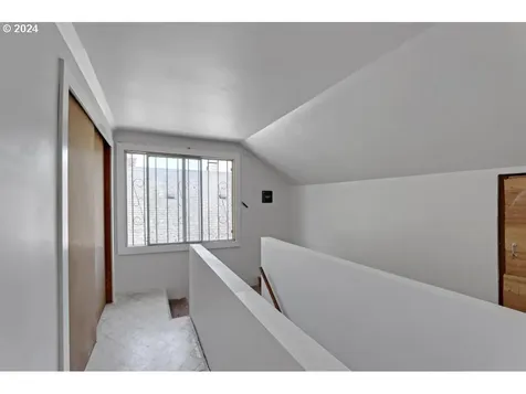 3233 Se Caruthers Street Portland OR 97214